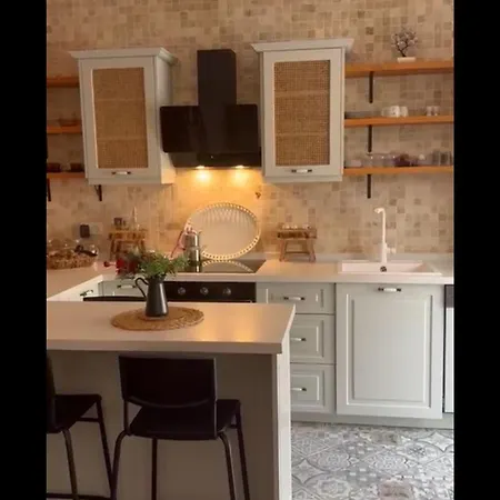 Cesme'de Konforunda Alacati Tas Ev Tasarimli Sifir Esyali Cesme