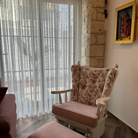 Cesme'de Konforunda Alacati Tas Ev Tasarimli Sifir Esyali