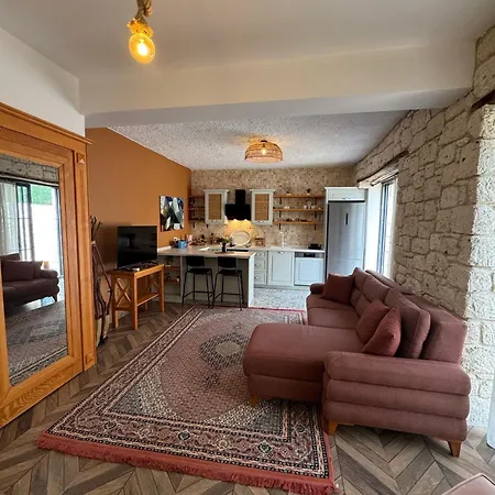 Cesme'de Konforunda Alacati Tas Ev Tasarimli Sifir Esyali Cesme